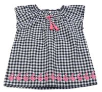 Tmavomodro-bílá kostkovaná halenka s květinami