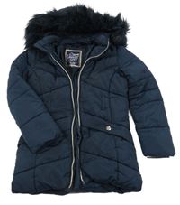 Tmavomodrá šusťáková zimní bunda s kapucí s kožešinou 