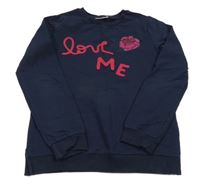 Tmavomodrá mikina s nápisem a květem 