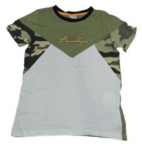 Bílo-khaki tričko s nápisem a army prvkem Chapter young