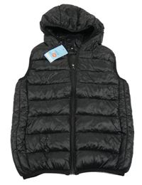 Nové - Černá prošívaná šusťáková zateplená vesta s kapucí