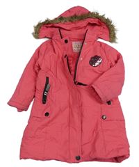 Jahodový prošívaný šusťákový zimní kabát s jahůdkou z flitrů a odepínací kapucí s kožešinou