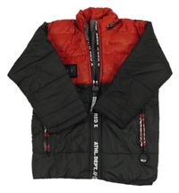 Černo-červená šusťáková zateplená bunda s nápisy