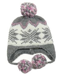 Šedo-bílá vzorovaná pletená čepice s bambulkami 