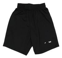 Černé sportovní kraťasy jako