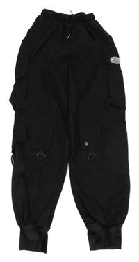 Černé šusťákové cuff kalhoty s kapsami 