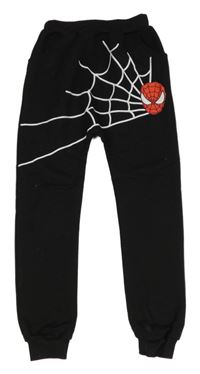 Černé tepláky s pavučinou a Spidermanem 