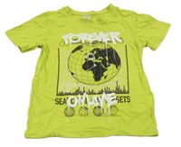 Světlezelené tričko s planetou a nápisy Chapter young