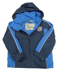 Tmavomodro-modrá šusťáková podzimní bunda s nášivkou a kapucí Topolino