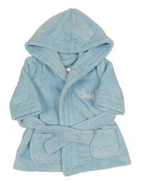 Světlemodrý chlupatý župan s kapucí a nápisem