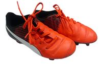 Křiklavě korálovo-černé koženkové kopačky PUMA vel. 31