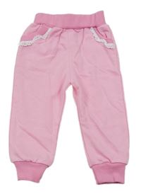 Růžové tepláky s krajkovými volánky