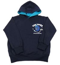 Tmavomodrá mikina s příšerkou a nápisy a kapsou a kapucí TESSENTIALS