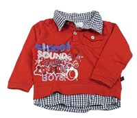 Červená mikina s nápisem a kostkovanou košilí