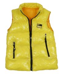 Žlutá lesklá voděodolná zateplená vesta s nášivkou 