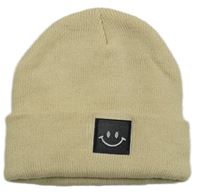 Béžová čepice s nášivkou 