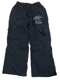 Tmavomodré šusťákové podšité kalhoty s nápisem 