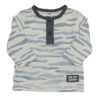 Bílo-modro-tmavomodré vzorované triko s nášivkou