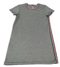 Černo-šedé vzorované šaty s pruhem 