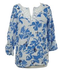 Dámská modro-bílá květovaná halenka s krajkou More&More 