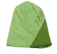 Zelená čepice s nášivkou a čísly