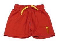 Červené sportovní kraťasy s číslem 