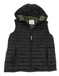 Černá prošívaná šusťáková zateplená vesta s kapucí 