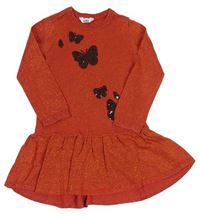 Cihlové třpytivé pletené šaty s motýlky z flitrů M&Co.