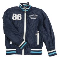 Tmavomodrý šusťákový jarní bomber s číslem a modrým lemem 