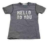 Tmavomodro-bílé pruhované tričko s nápisem 