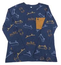 Tmavomodré triko se skaty a kapsou 