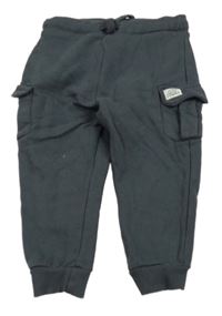 Tmavošedé cargo tepláky s nášivkou F&F