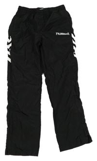 Černé šusťákové sportovní kalhoty s logem hummel 