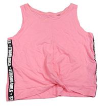 Neonově růžový crop top s nápisy C&A