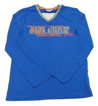 Modré triko s nápisy 