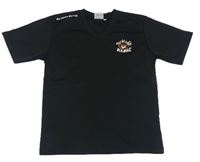 Černý sportovní dres s nápisy a číslem 
