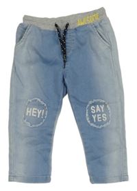 Světlemodré teplákové rifle s nápisy a teplákovým pasem Topolino