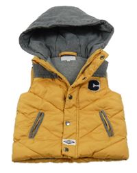 Okrovo šedá šusťáková zateplená vesta s písmenem a kapucí