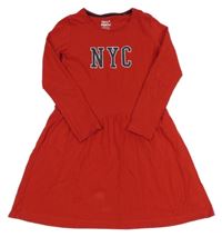 Červené šaty s nápisem Pepperts