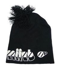 Černá čepice s nápisy a třásněmi 