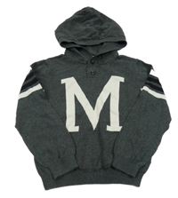 Tmavošedý svetr s písmenem a kapucí