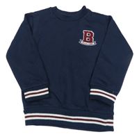 Tmavomodrá mikina s proužky a písmenkem