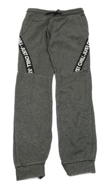 Tmavošedé tepláky s nápisem C&A