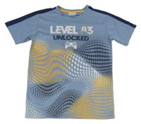 Modro-žluté vzorované sportovní tričko s nápisem 