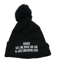 Černá čepice s nápisem a bambulí 