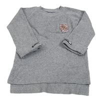 Šedý žebrovaný svetr s nášivkou 