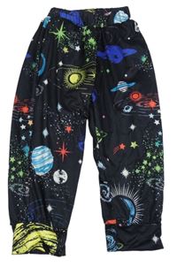 Černo-barevné lehké tepláky s planetami 
