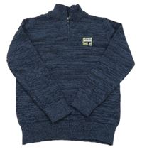 Tmavomodrý melírovaný svetr s nášivkou a stojáčkem 