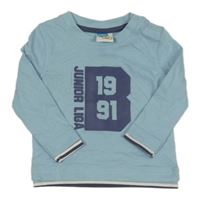 Světlemodré triko s nápisem a číslem