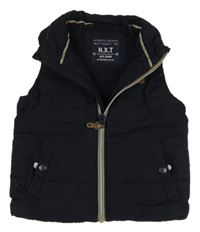 Tmavomodrá prošívaná šusťáková zateplená vesta s nášivkou Next